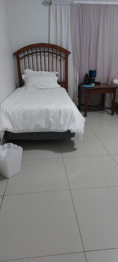 Special Inn Bed And Breakfast Виндхук Экстерьер фото
